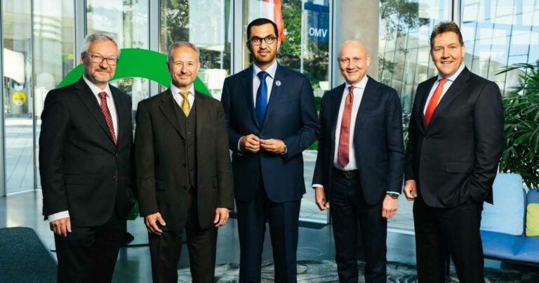 سلطان الجابر يبحث سبل تعزيز الشراكة بين "أدنوك" و"OMV"