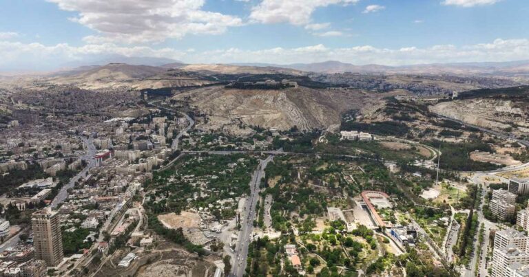 ليلة عاصفة في سوريا.. غارات وتحذير من "الاشتباكات المميتة"