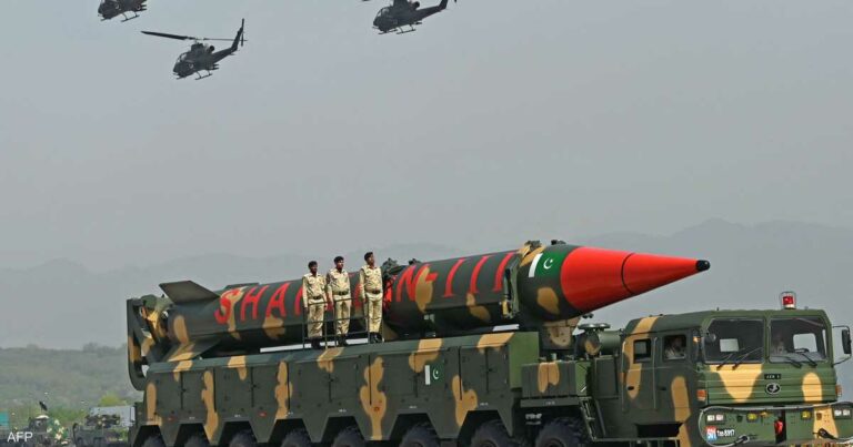 وسط التوتر مع الهند.. باكستان تختبر صاروخا باليستيا