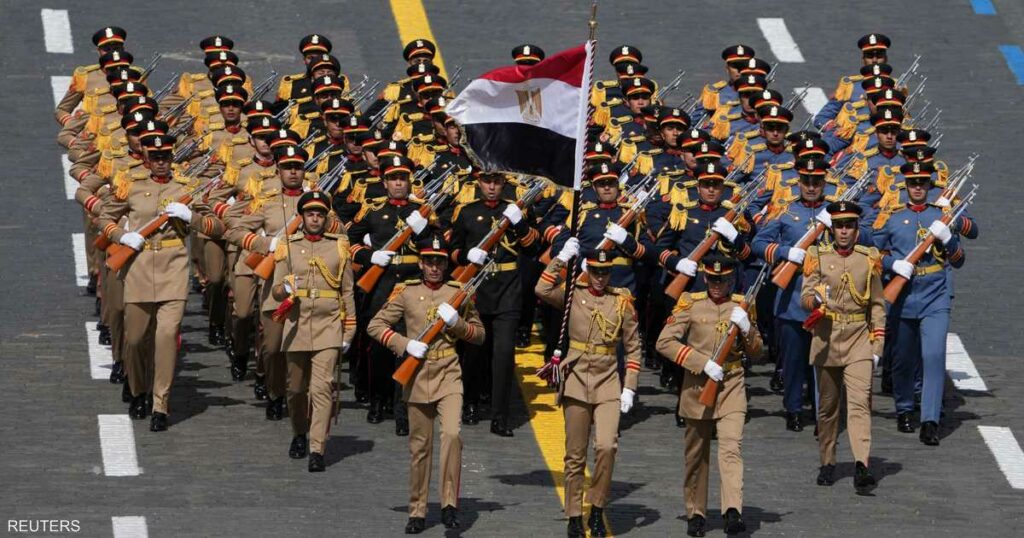 فيديو: الشرطة العسكرية المصرية تشارك في احتفالات "عيد النصر"