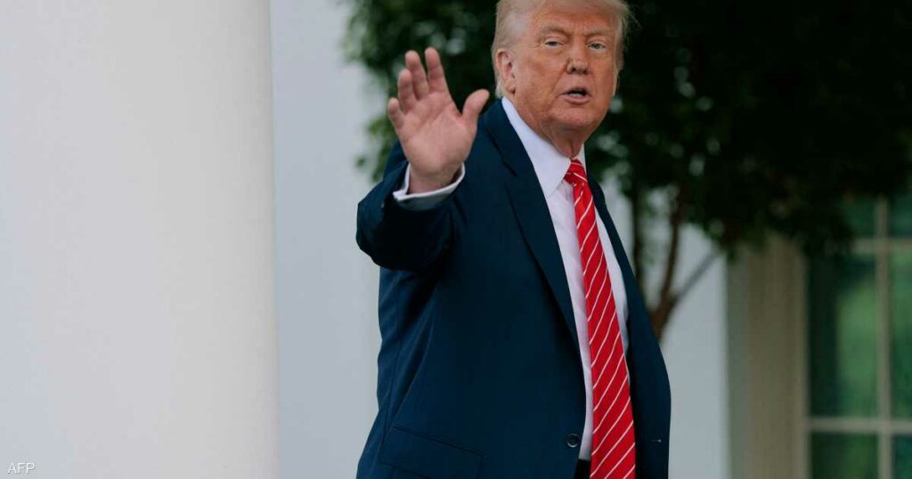 ترامب يهاجم وول مارت: تحملوا تكلفة الرسوم ولا ترفعوا الأسعار