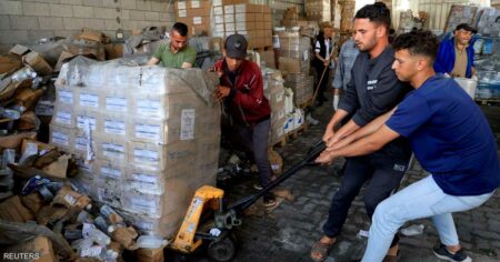 إسرائيل تكشف طبيعة "أول شحنة مساعدات" تدخل غزة منذ 2 مارس