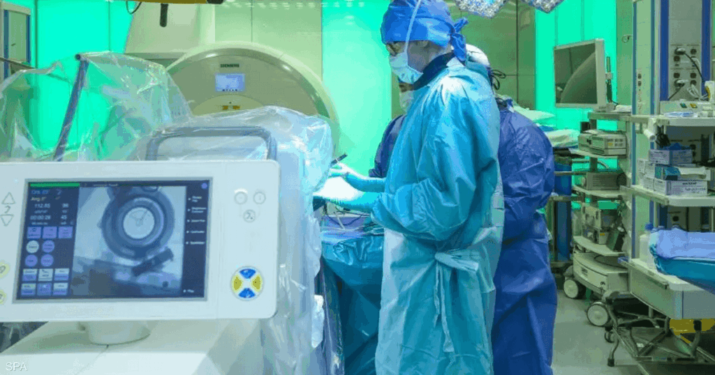 مستشفى سعودي يزرع أول جهاز ذكي داخل الدماغ