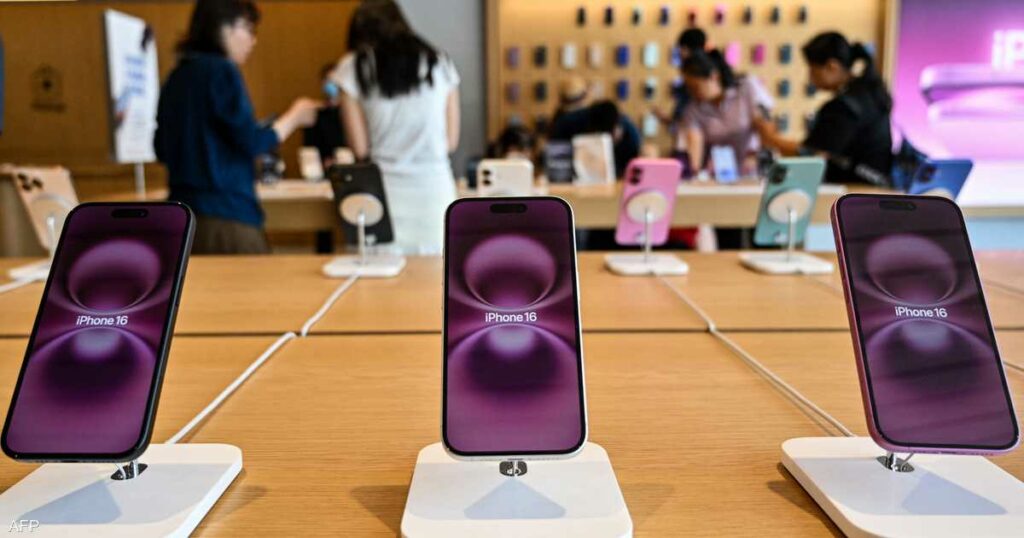 ترامب يهدد "أبل" برسوم كبيرة إذا لم تصنع هواتفها داخل أميركا