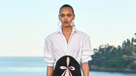 إطلالات حالمة ورومانسية لصيف 2025 إطلالات حالمة ورومانسية لصيف 2025