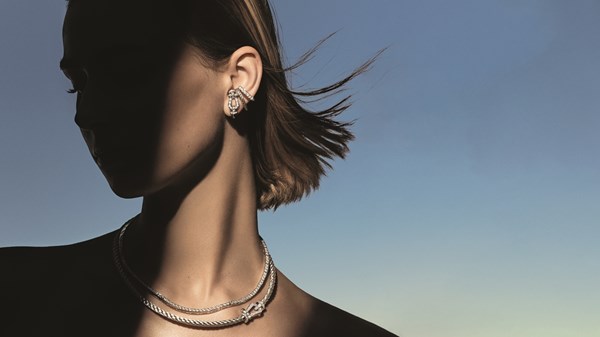 فصل جديد من الأنوثة المتألقة والأناقة الجريئة فصل جديد من الأنوثة المتألقة والأناقة الجريئة