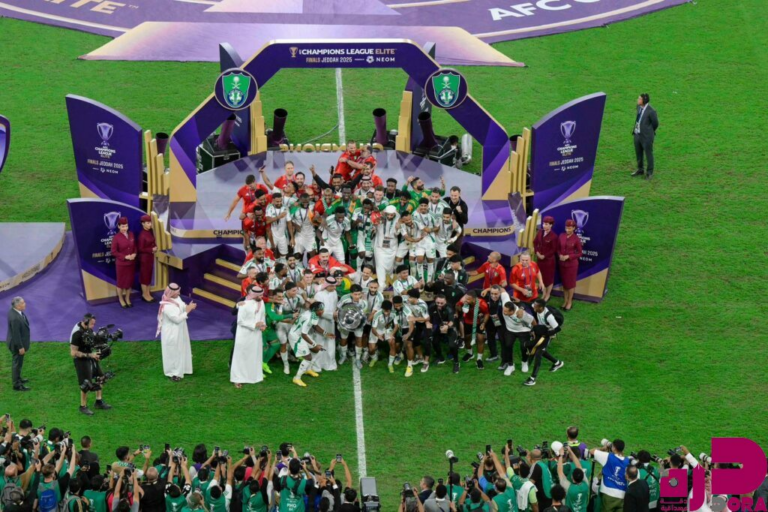الشيخ سلمان آل خليفة يتوج الأهلي السعودي بكأس دوري أبطال آسيا للنخبة 2024-2025