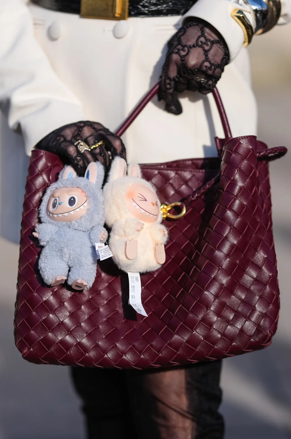 دمى «LABUBU» تُزين الحقائب العالمية الفاخرة