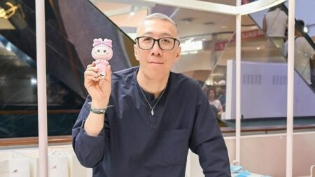 دمى «LABUBU» تُزين الحقائب العالمية الفاخرة