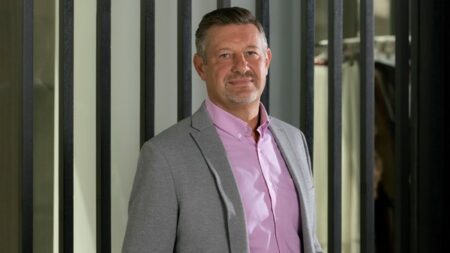 مايلز يونغ يقود علامة «ليم» للأزياء المحتشمة إلى العالمية مايلز يونغ يقود علامة «ليم» للأزياء المحتشمة إلى العالمية