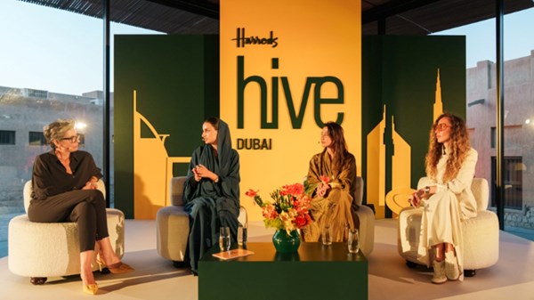 بمفهوم جديد لمعنى الفخامة اليوم وملامح الجيل القادم.. عودة سلسلة حوارات «Harrods Hive» بمفهوم جديد لمعنى الفخامة اليوم وملامح الجيل القادم.. عودة سلسلة حوارات «Harrods Hive»