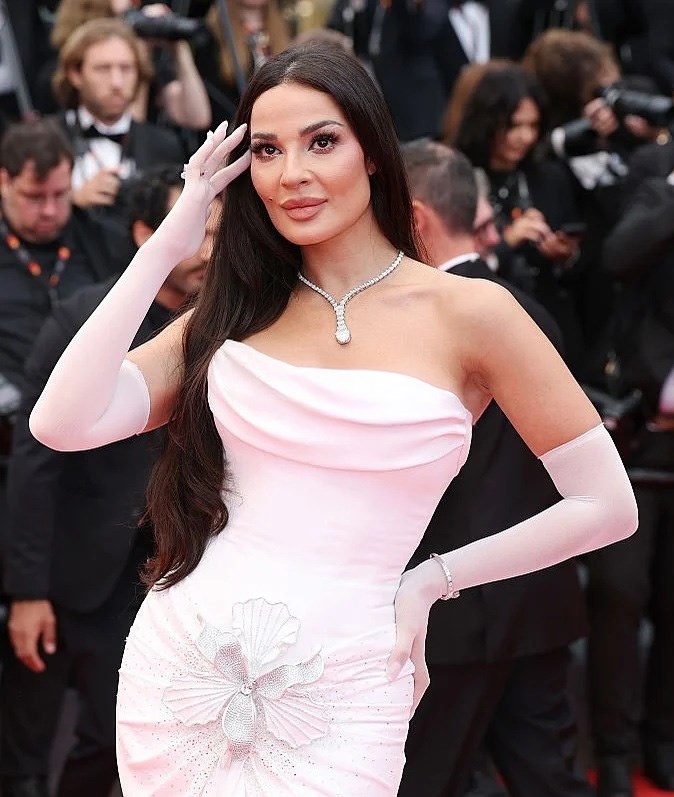 في «كان».. مجوهرات النجمات تخطف الأضواء على السجادة الحمراء