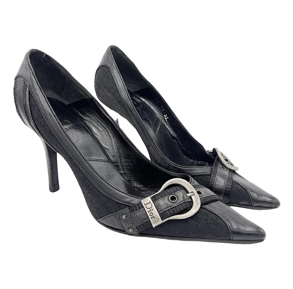 أحذية ضرورية في خزانتك.. من الكعب الكلاسيكي إلى البوت العصري