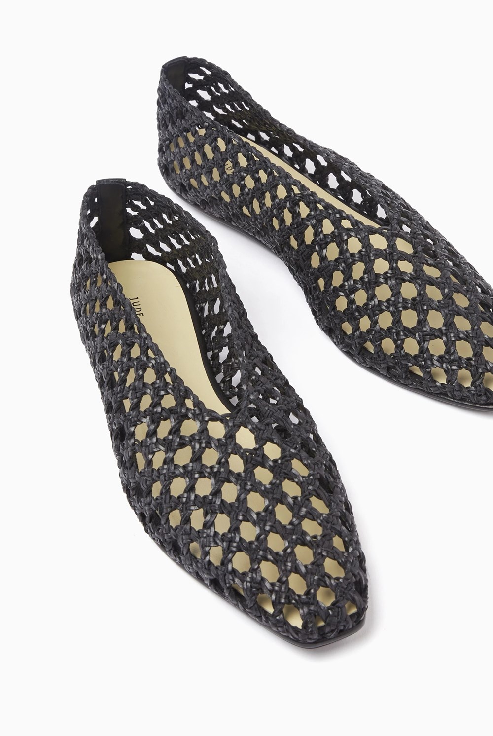 أحذية ضرورية في خزانتك.. من الكعب الكلاسيكي إلى البوت العصري