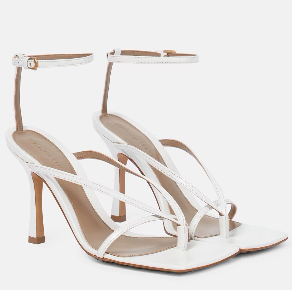 أحذية ضرورية في خزانتك.. من الكعب الكلاسيكي إلى البوت العصري