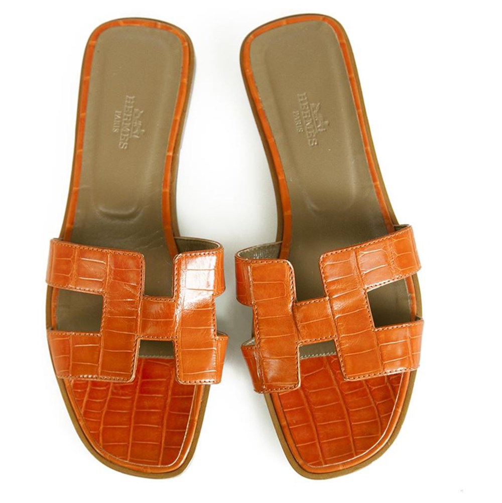 أحذية ضرورية في خزانتك.. من الكعب الكلاسيكي إلى البوت العصري