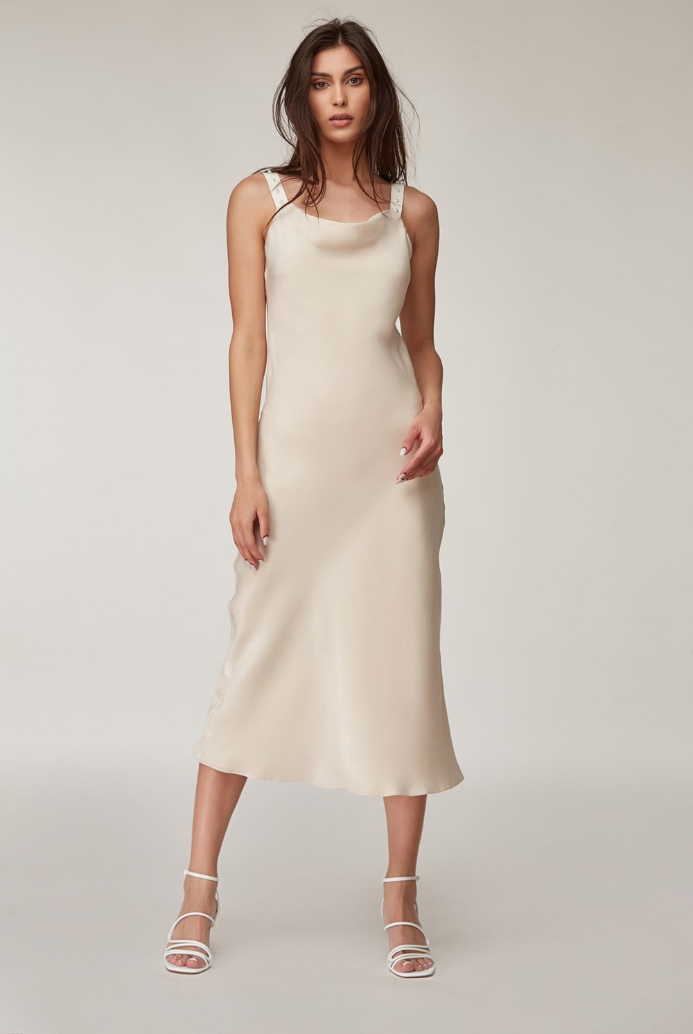 كيف تنسّقين الأبيض لإطلالات المساء؟