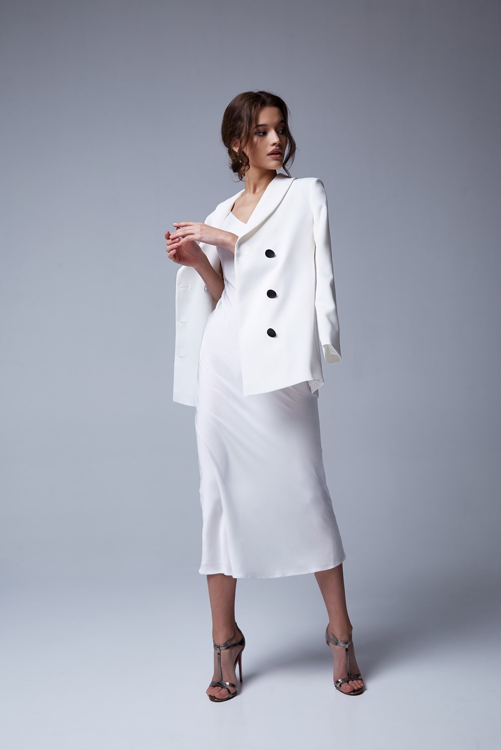 كيف تنسّقين الأبيض لإطلالات المساء؟