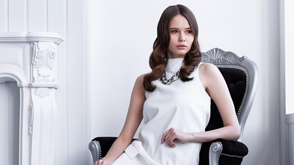 كيف تنسّقين الأبيض لإطلالات المساء؟ كيف تنسّقين الأبيض لإطلالات المساء؟