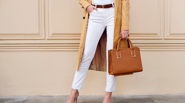 السر في الجينز الأبيض.. لمسة أناقة صيفية لا غنى عنها السر في الجينز الأبيض.. لمسة أناقة صيفية لا غنى عنها