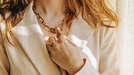 الإكسسوارات المعدنية.. تفاصيل صغيرة تحمل معاني كثيرة