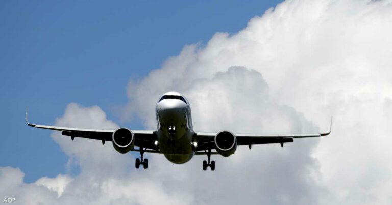 إيران تعيد فتح مجالها الجوي جزئيا.. وتبقي طهران مغلقة