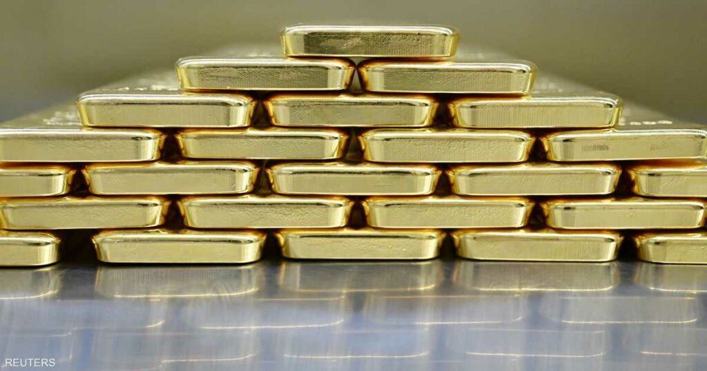 الذهب يتجه لمكاسب أسبوعية والفضة تلامس أعلى مستوى في 13 عاما