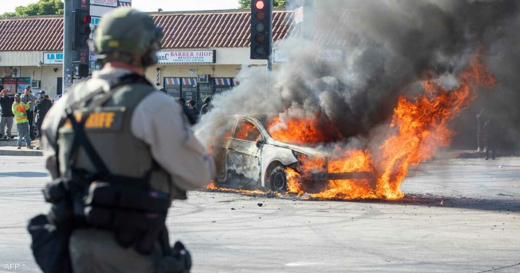تصاعد الاحتجاجات في لوس أنجلوس.. إغلاق طرق وحرق سيارات