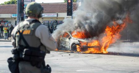 تصاعد الاحتجاجات في لوس أنجلوس.. إغلاق طرق وحرق سيارات