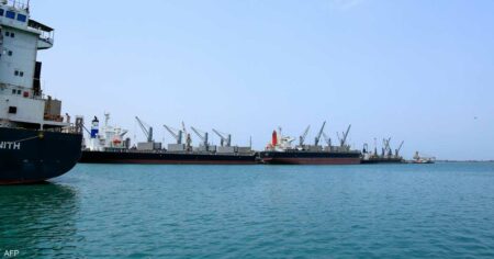 تحذير إسرائيلي بوجوب إخلاء موانئ في اليمن