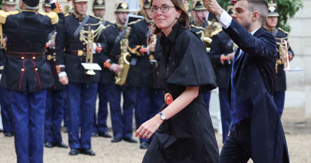 وزيرة فرنسية تدعو لإنقاذ الاقتصاد قبل أن "يتدخل الآخرون"