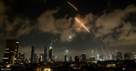 الجيش الإسرائيلي يعلن اعتراض صواريخ إيرانية وحريق بسبب شظية