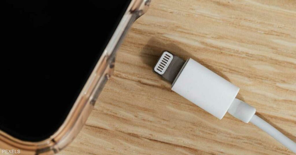 فصل الشاحن أم الهاتف أولا؟.. عادات بسيطة تطيل عمر البطارية