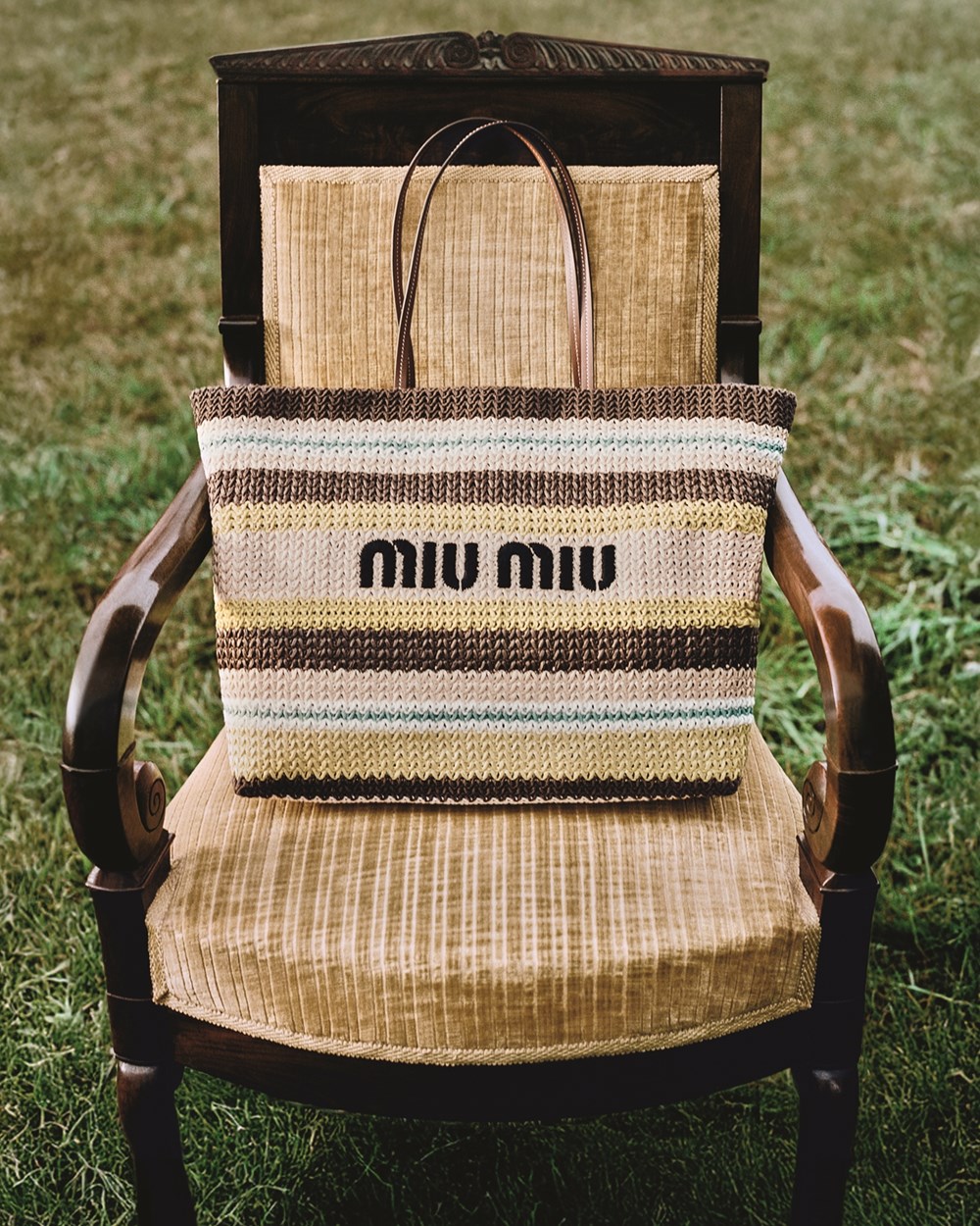 مجموعة «Miu Miu» لصيف 2025 حنين إلى الماضي بلمسة من الفخامة