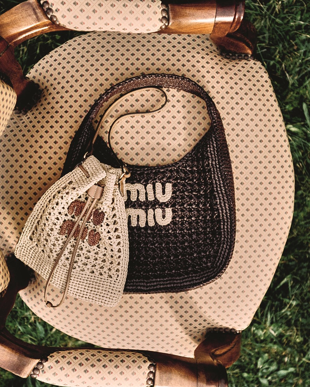 مجموعة «Miu Miu» لصيف 2025 حنين إلى الماضي بلمسة من الفخامة