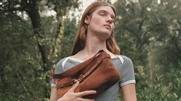 مجموعة «Miu Miu» لصيف 2025 حنين إلى الماضي بلمسة من الفخامة مجموعة «Miu Miu» لصيف 2025 حنين إلى الماضي بلمسة من الفخامة