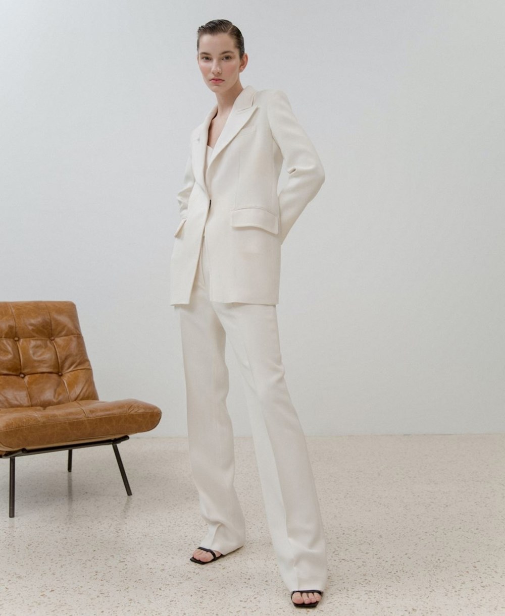 البدلة النسائية تعود للأضواء في 2025.. إليكِ أجمل الإطلالات للعيد