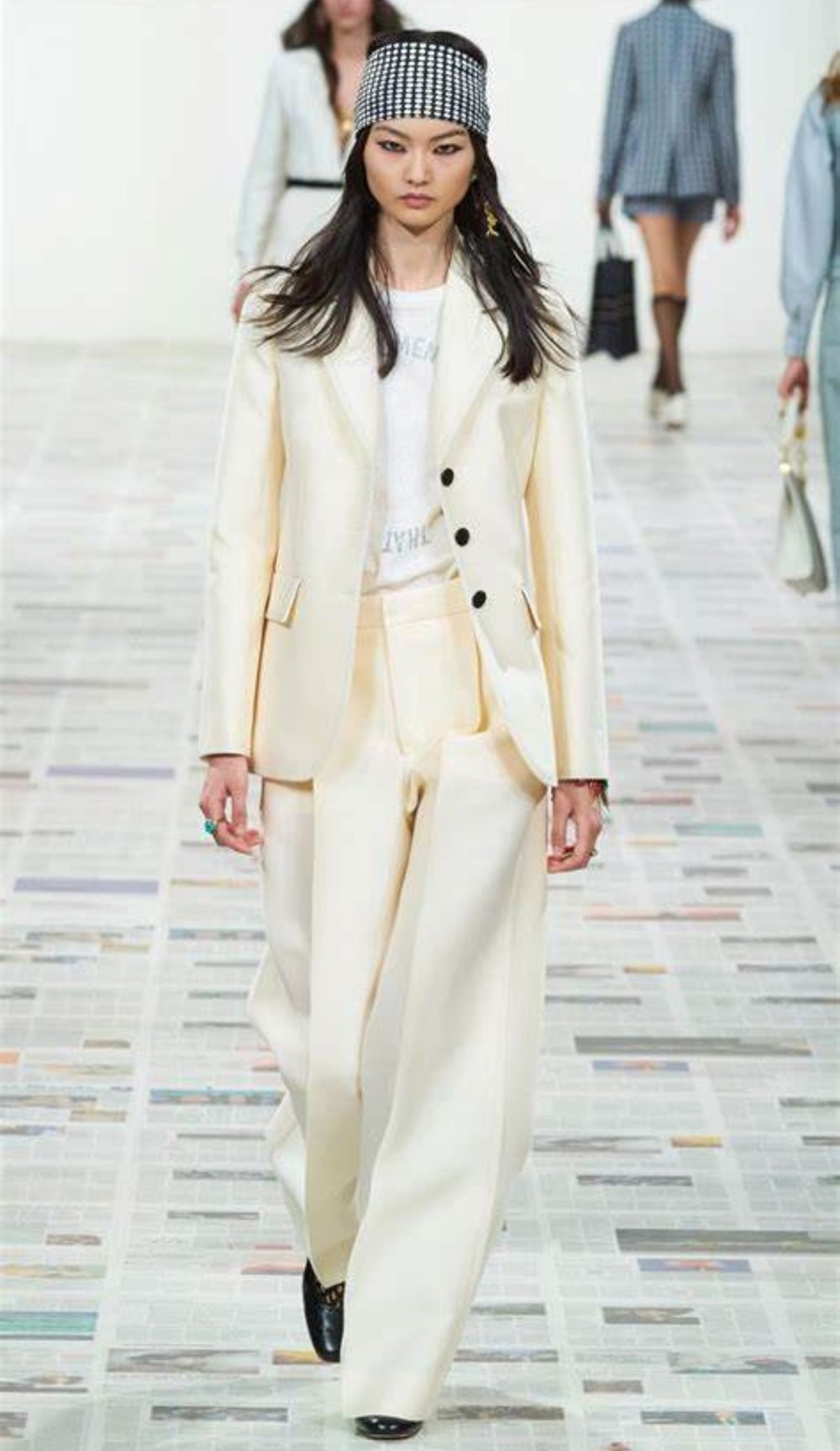 البدلة النسائية تعود للأضواء في 2025.. إليكِ أجمل الإطلالات للعيد