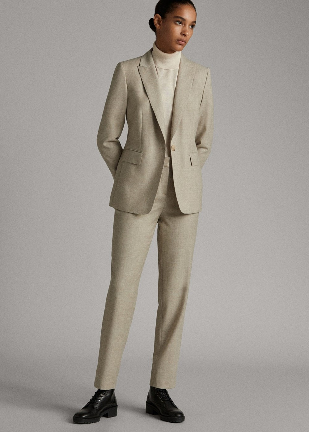 البدلة النسائية تعود للأضواء في 2025.. إليكِ أجمل الإطلالات للعيد