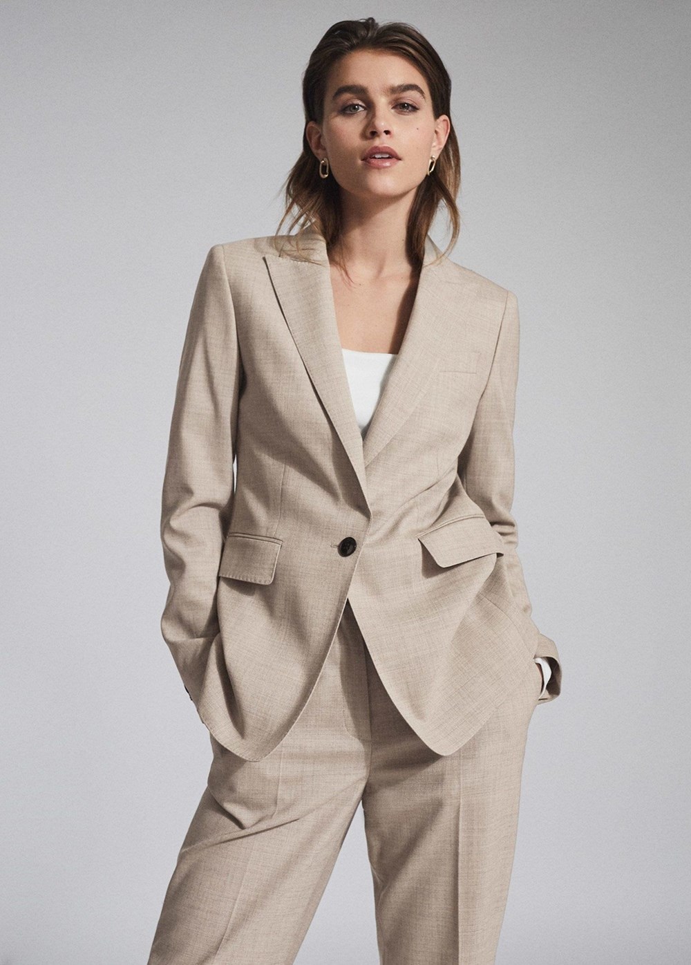 البدلة النسائية تعود للأضواء في 2025.. إليكِ أجمل الإطلالات للعيد