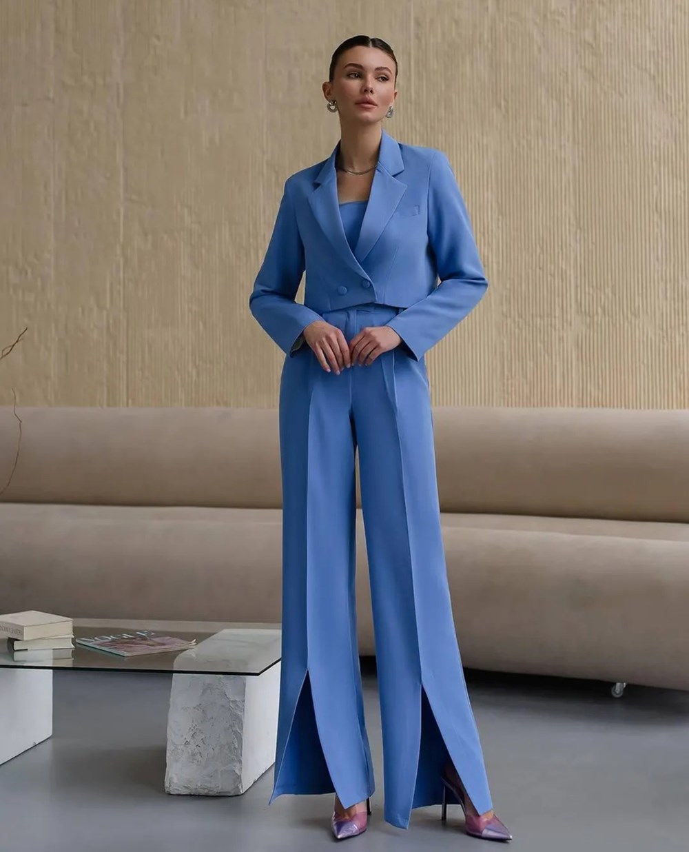 البدلة النسائية تعود للأضواء في 2025.. إليكِ أجمل الإطلالات للعيد