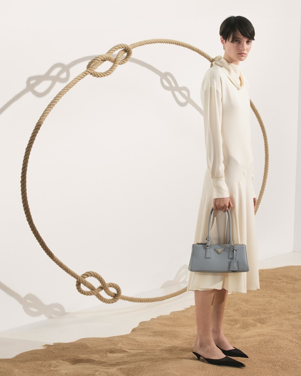 مجموعة «أيام صيف 2025» من «Prada» قصيدة من التناقضات العفوية