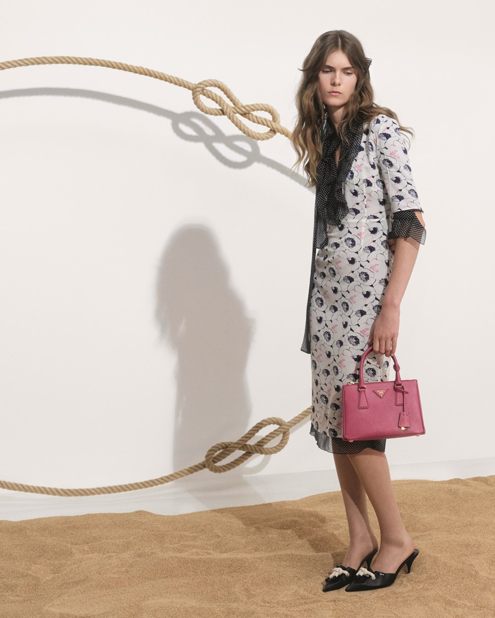 مجموعة «أيام صيف 2025» من «Prada» قصيدة من التناقضات العفوية