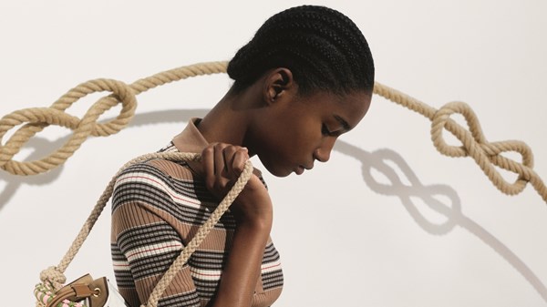 مجموعة «أيام صيف 2025» من «Prada» قصيدة من التناقضات العفوية مجموعة «أيام صيف 2025» من «Prada» قصيدة من التناقضات العفوية