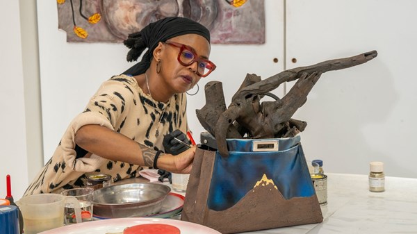 حقيبة «وانغيتشي موتو × فندي بيكابو».. تحفة فنية تُعيد تعريف الفن والأناقة حقيبة «وانغيتشي موتو × فندي بيكابو».. تحفة فنية تُعيد تعريف الفن والأناقة