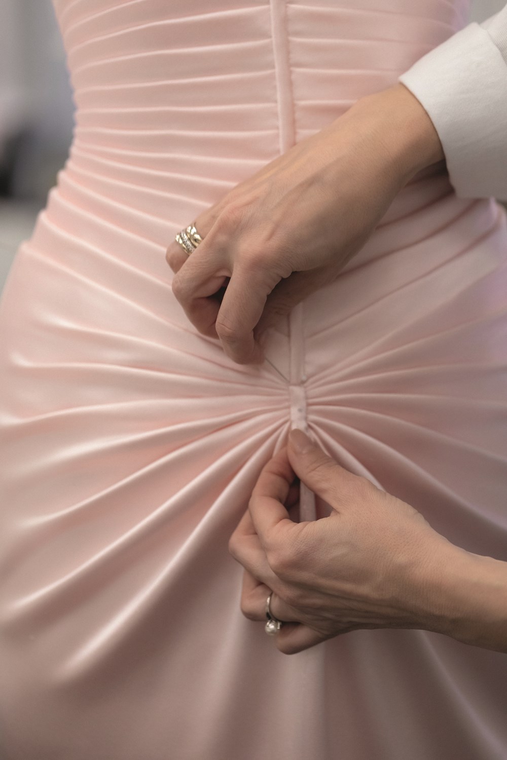 «سيمفونية شعرية» من Tamara Ralph تحية ملكية للأزياء الراقية والتناغم