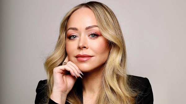 «سيمفونية شعرية» من Tamara Ralph تحية ملكية للأزياء الراقية والتناغم «سيمفونية شعرية» من Tamara Ralph تحية ملكية للأزياء الراقية والتناغم