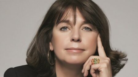 فيكتوريا رينولدز: نختار الأحجار الكريمة القادرة على سرد قصة فيكتوريا رينولدز: نختار الأحجار الكريمة القادرة على سرد قصة