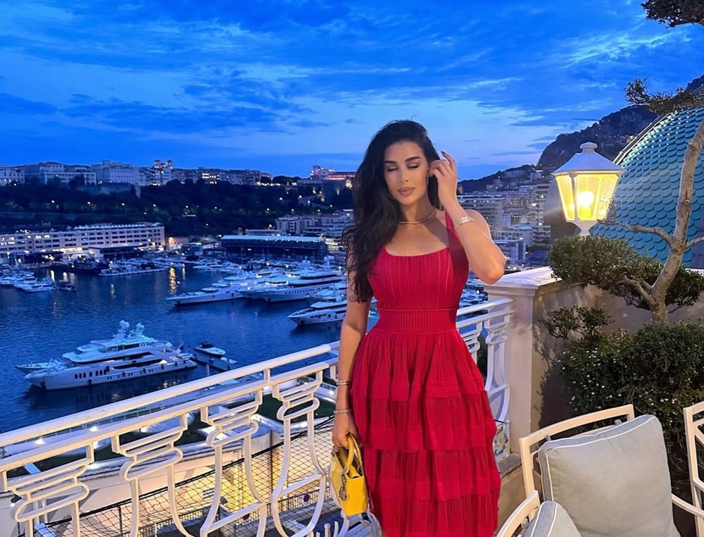 من وحي النجمات.. إليكِ فساتين صيفية مفعمة بالحيوية