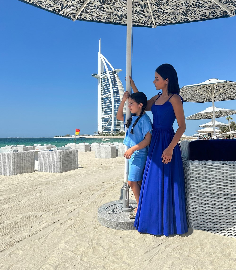 من وحي النجمات.. إليكِ فساتين صيفية مفعمة بالحيوية